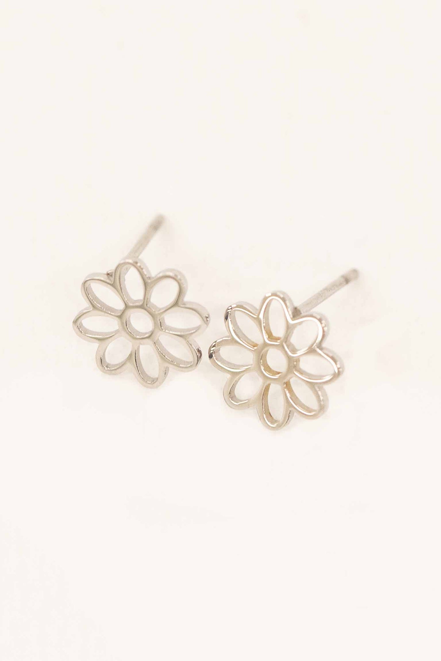 Daisy Outline Stud Earrings | Silver