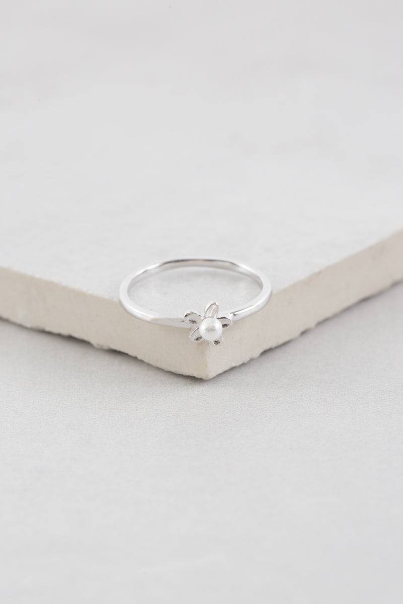 Pearl Lustor Flower Ring (sterl.)